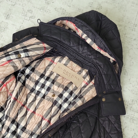 Burberry Black Quilted Puffer Coat with Signature Beige Check Lining - Picture 11 of 16